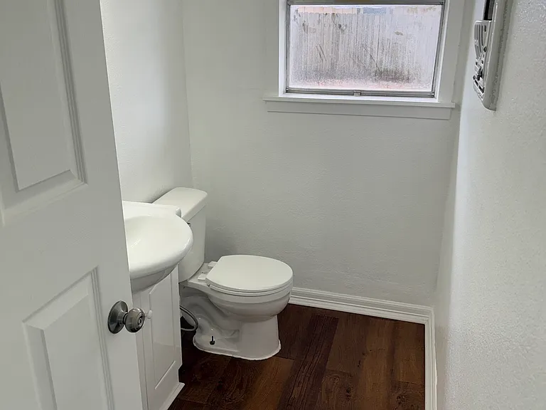 918 Roberts St — Photo 21