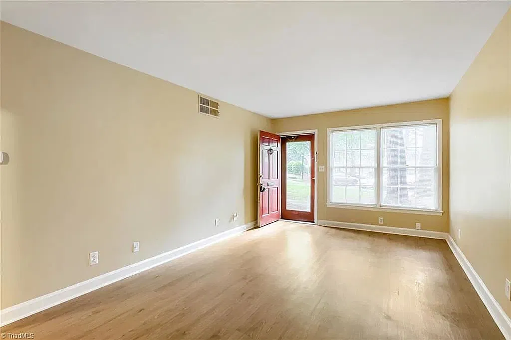 1 bed, 667 sqft, $900 — Photo 2