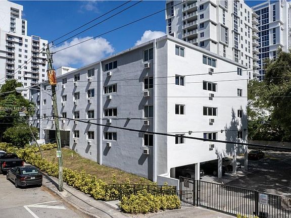 5th image of 143 SW 9th St APT 210