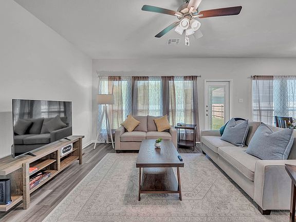 4th image of 425 Oxford Ln #Id1043177p