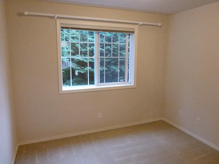 587 Elma Ave NE — Photo 16