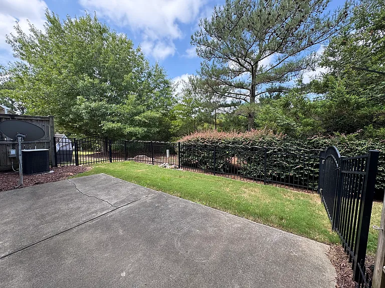 8211 Saltwood Pl — Photo 30