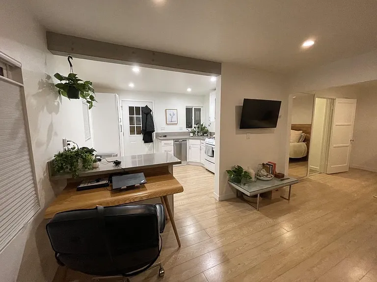 606- Desk, Bar, Kitchen