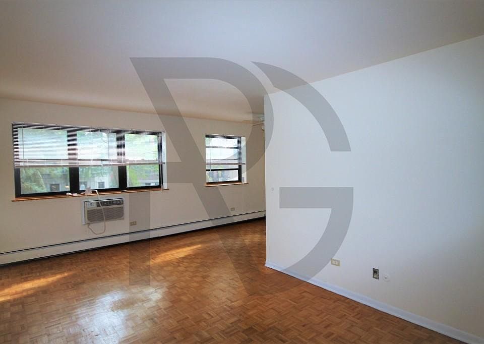 2nd image of 510 W Briar Pl #510201
