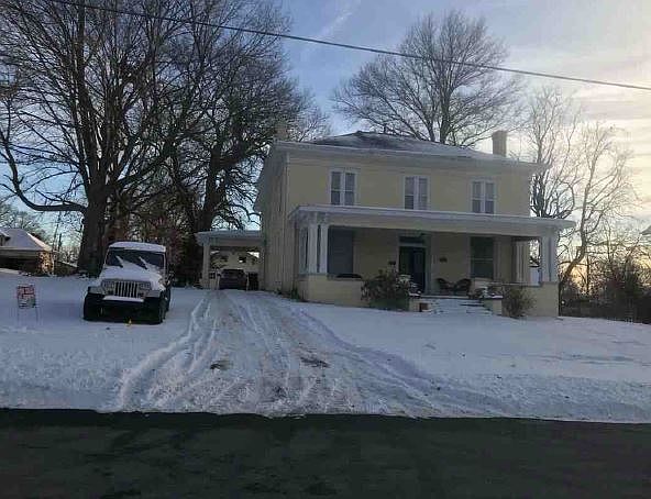 2nd image of 329 W Washington St