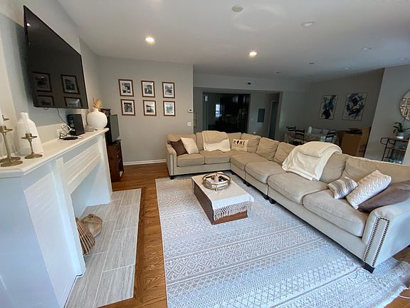 2nd image of 650 W Arlington Pl APT 2E