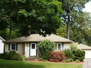 28 Holcroft Rd W, Rochester, NY 14612