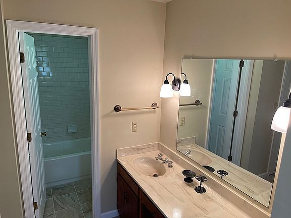 Main bedroom en-suite 