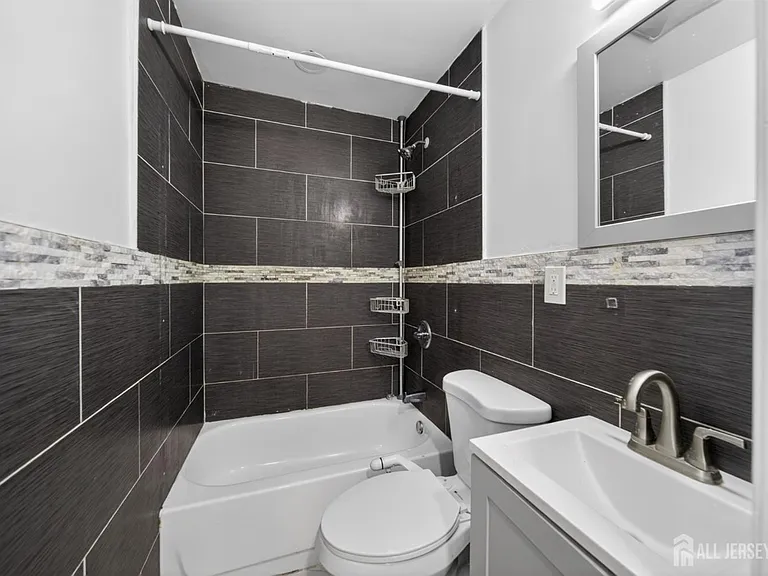 534 Roosevelt Ave #5 — Photo 4