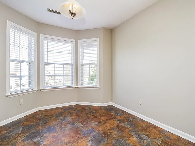 142 Homestead Pl — Photo 4