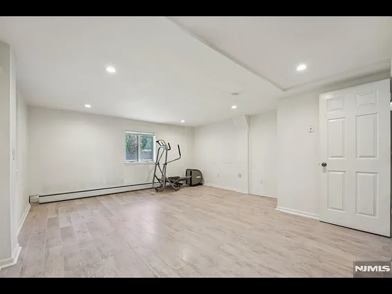 1670 Maple St — Photo 1