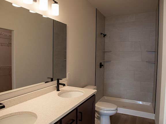 3rd image of 4866 Decorah Way S