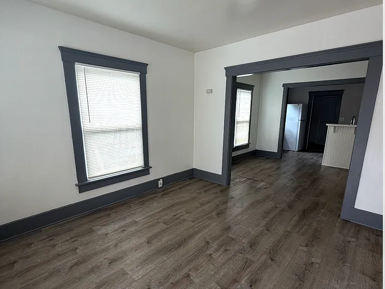 1927 Irving Ave — Photo 3