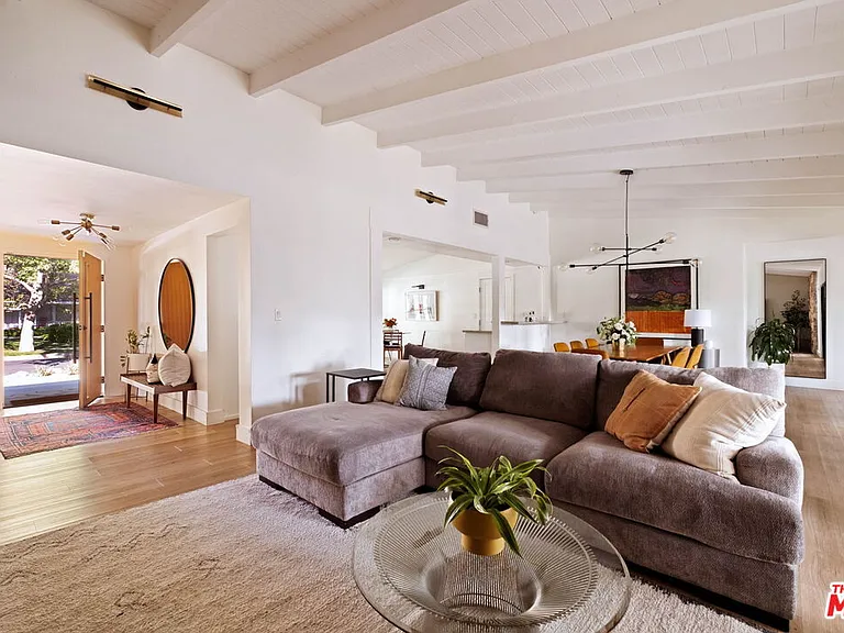 4735 Degovia Ave — Photo 7