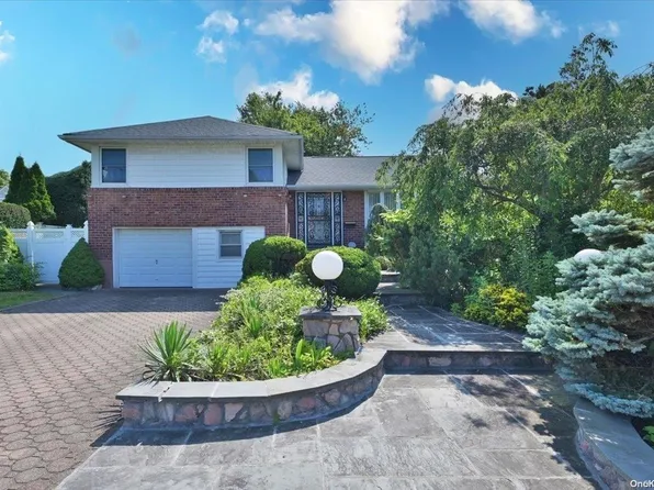 10 Dogwood Place, Massapequa, NY 11758