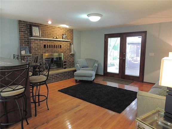 3rd image of 255 Bristol St