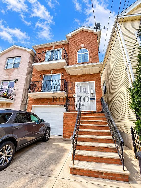5 bed, 1000 sqft, $3,500 — Photo 1