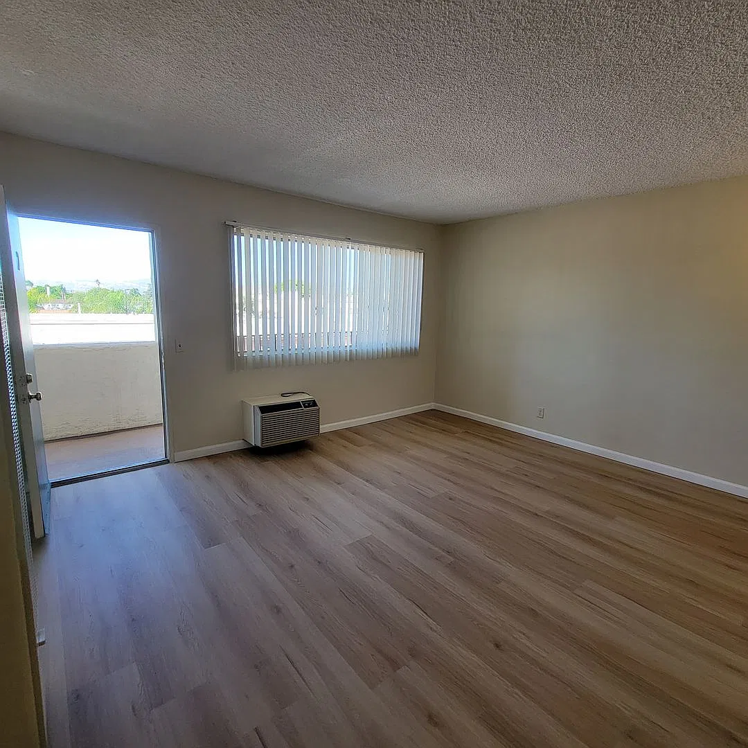 37 unit building close to CSUN! — Photo 4