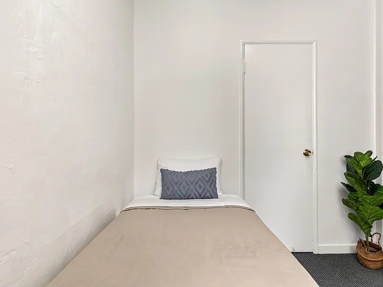 832 Hilgard Ave — Photo 38