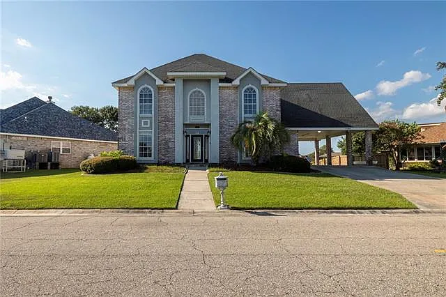 4 bed, 3.0 bath, 2550 sqft, $2,700 — Photo 1