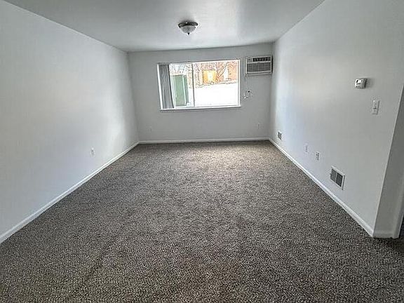 3rd image of 721 Green Rd APT 213