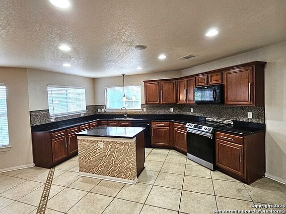 2nd image of 208 Springtree Cv