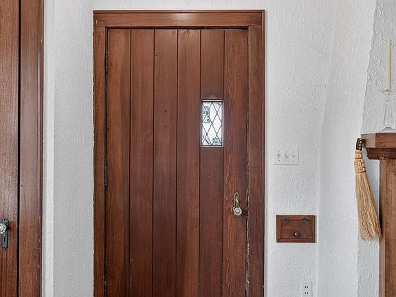 5th image of 912 S Wisner St