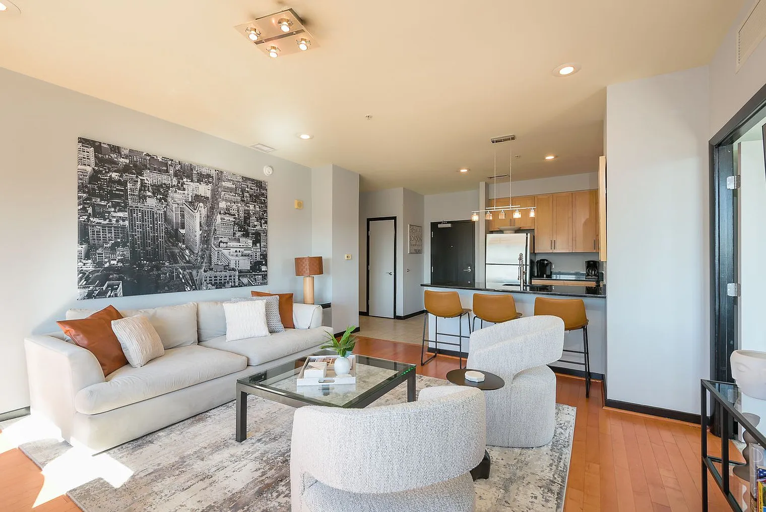 2 bed, 2.0 bath, 11840 sqft, $6,387 — Photo 2