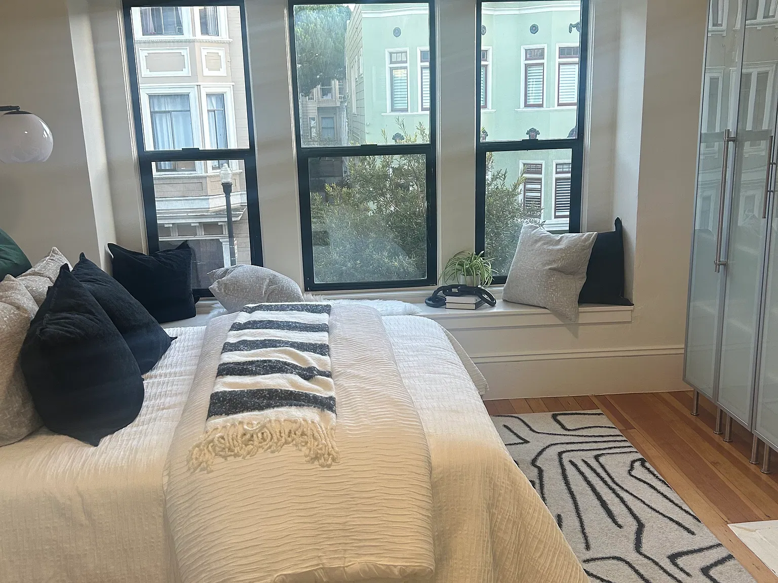 2 bed, 950 sqft, $5,700 — Photo 4