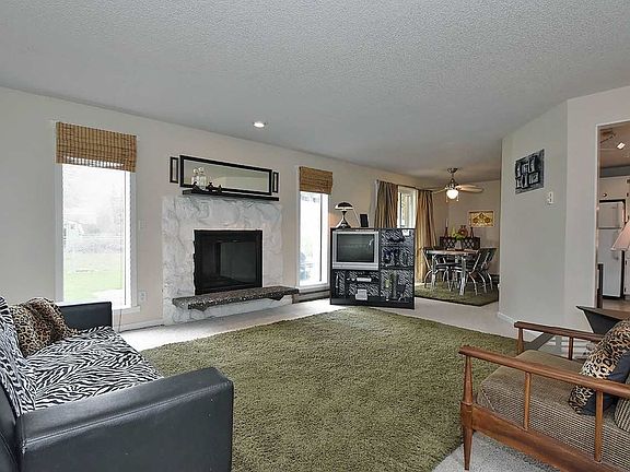 3rd image of 9408 E Alki Ave