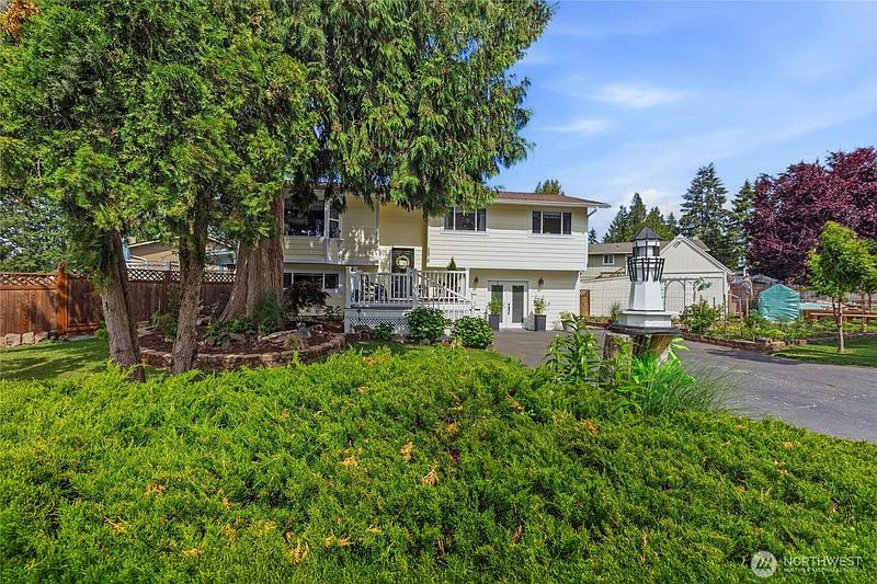 2nd image of 6878 Helena Drive NE