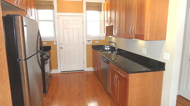 1st image of 924 W Ainslie St APT 3S