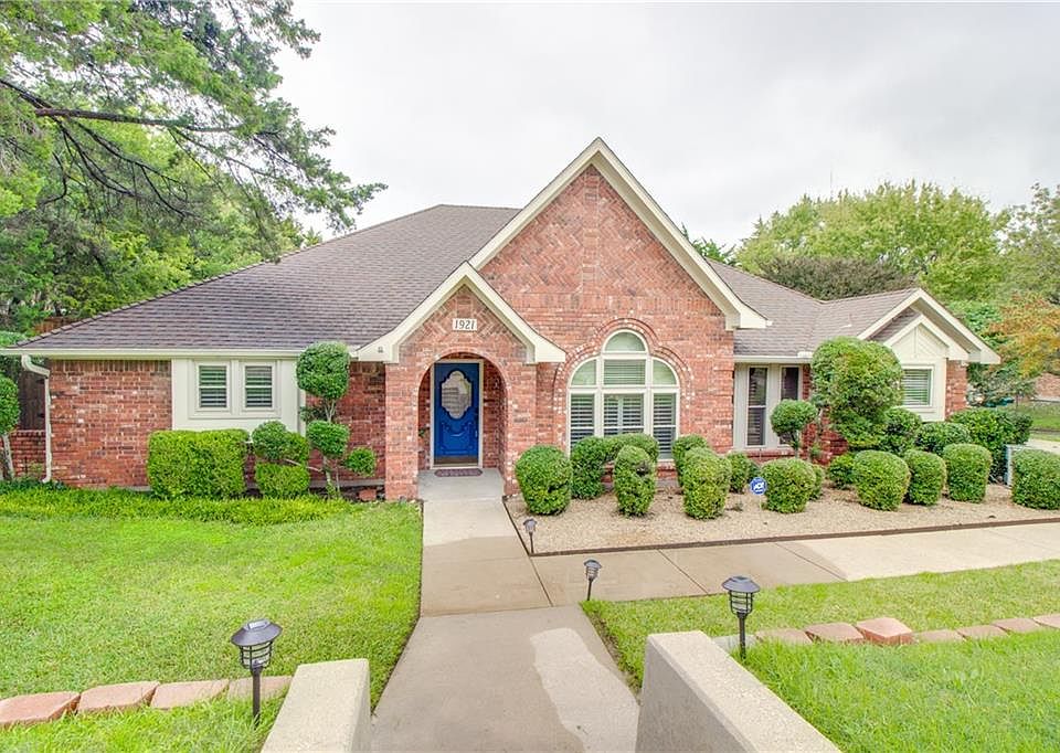 1st image of 1921 Valley View Dr