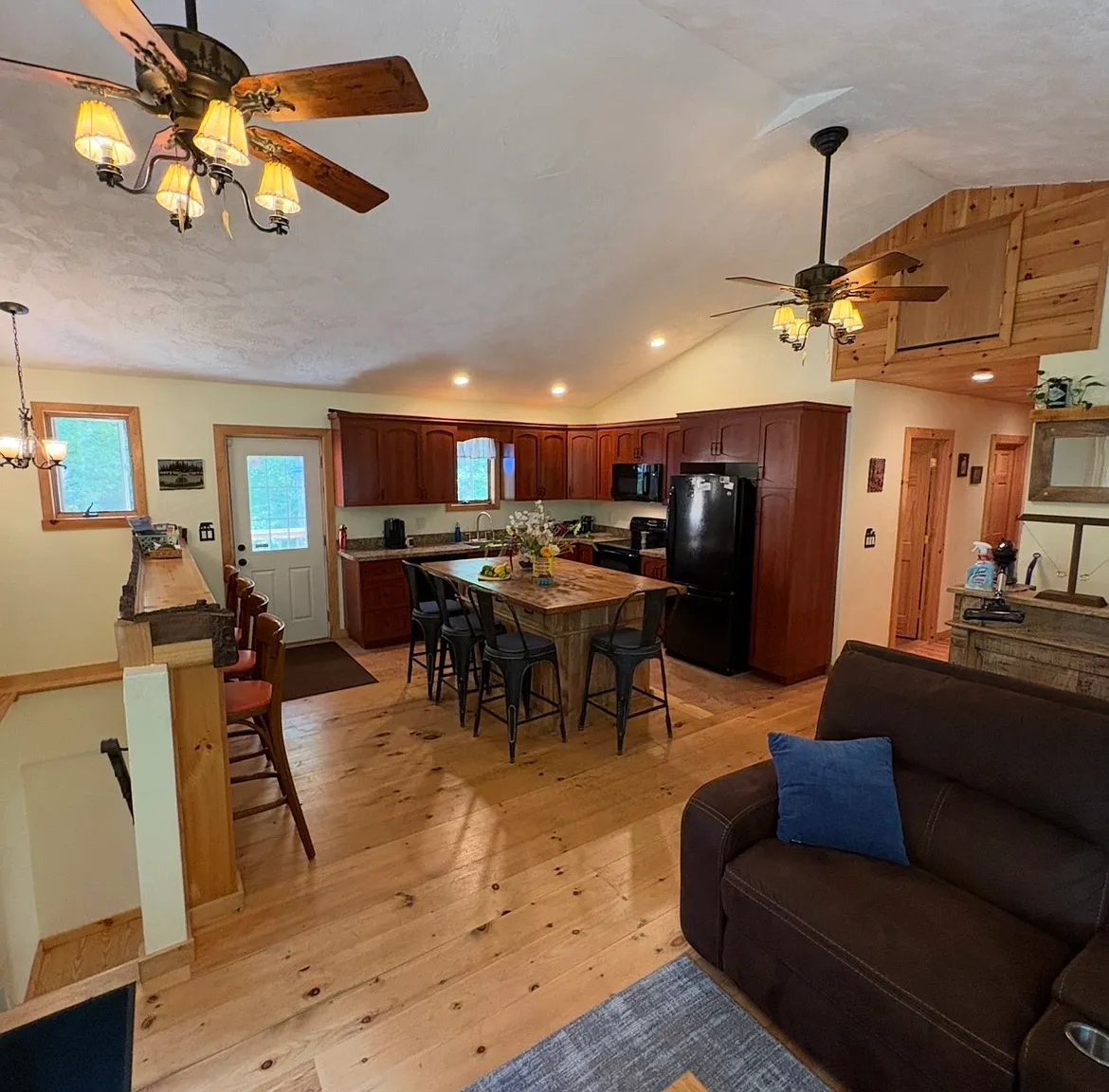3 bed, 1.5 bath, 1420 sqft, $2,500 — Photo 2