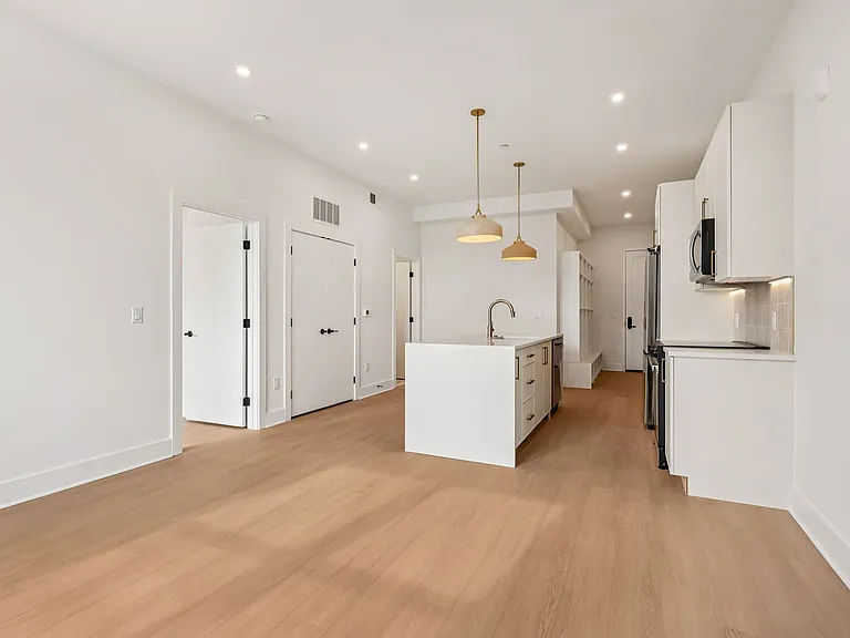 20 West — Photo 15