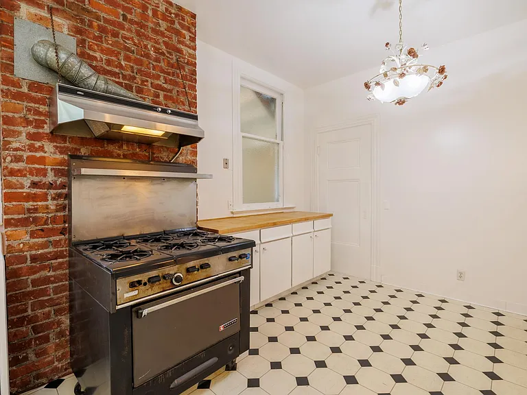 2398 Broadway St — Photo 35