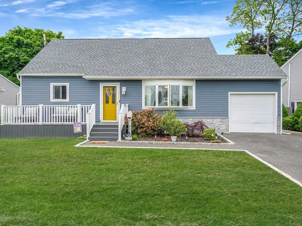 379 Columbus Avenue, West Babylon, NY 11704