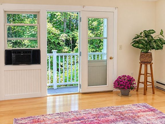 5th image of 44 Evergreen Rd APT 202
