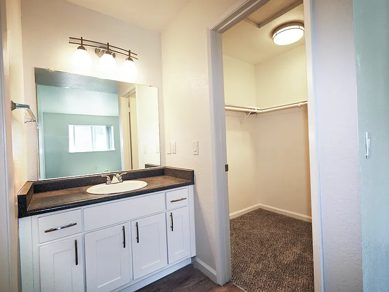 Sierra Ridge Apartments — Photo 8