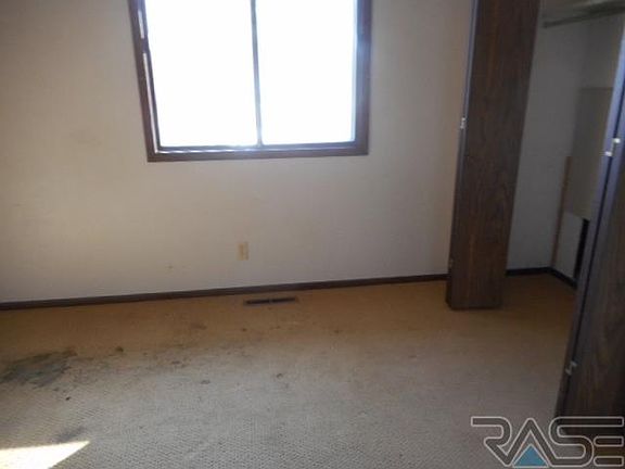 3rd image of 105 Tamarack Ave