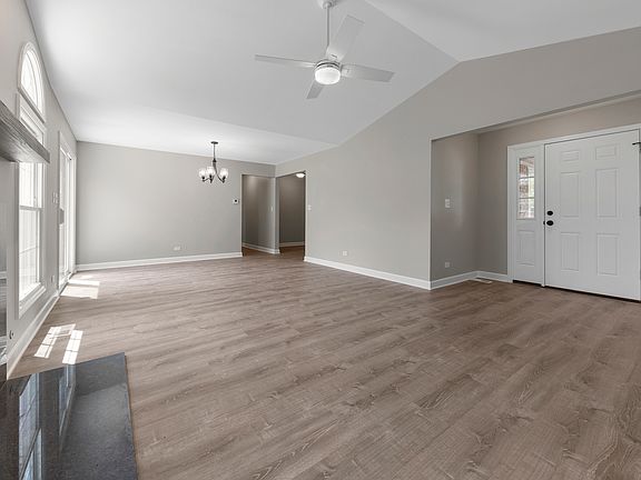4th image of 1419 Club Dr #A