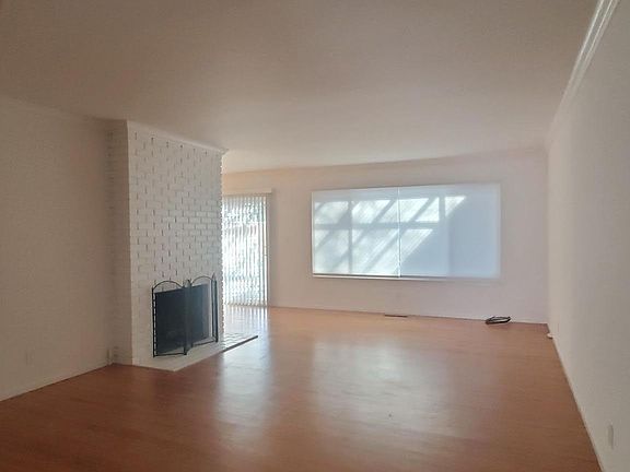 3rd image of 12 Stowe Ln