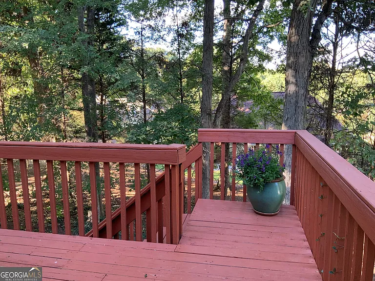 612 Redbud Ln — Photo 11