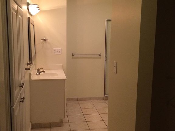 Full Hallway Bathroom w/ Shower
