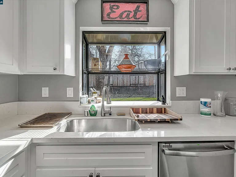 1060 Saint Andrews Dr — Photo 13