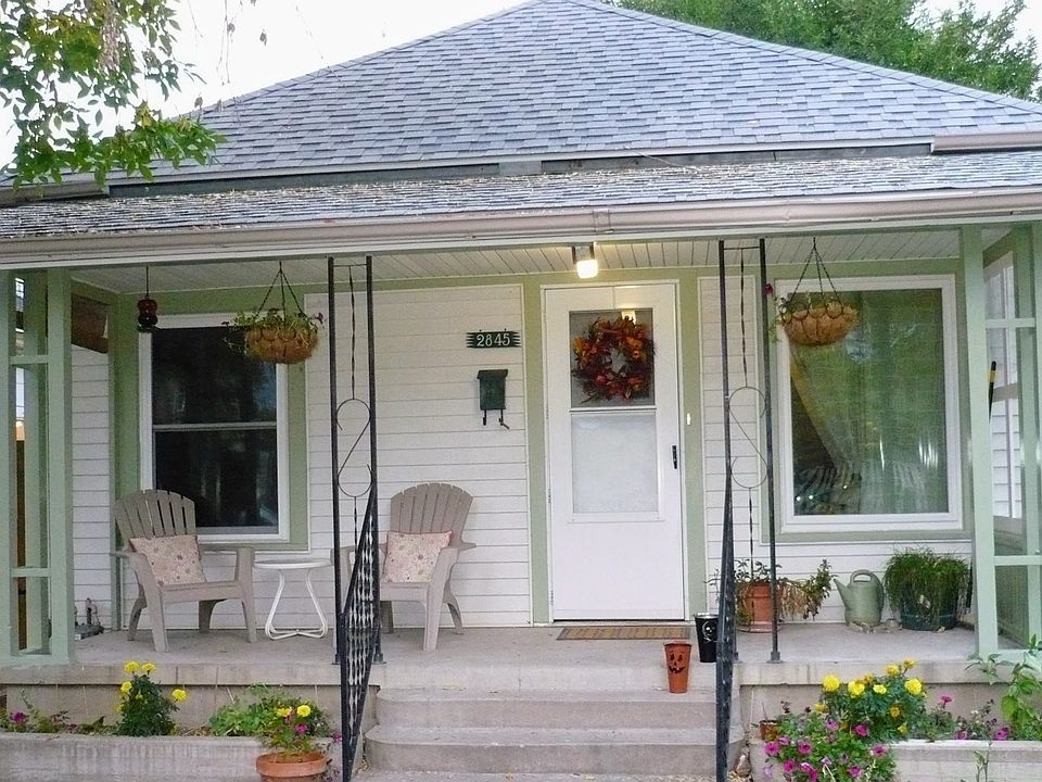 Cute front porch! 