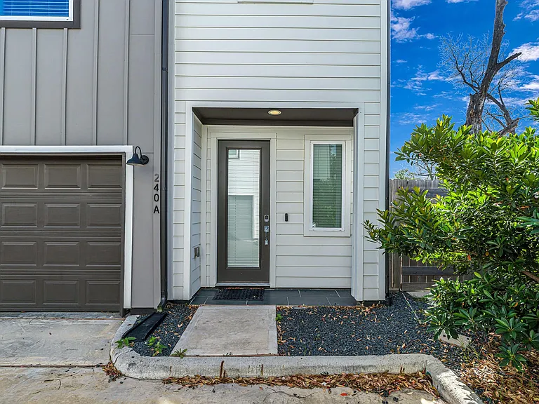 240 Julia St #A — Photo 4