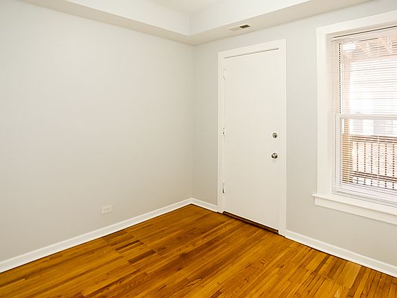 5th image of 7445 N Greenview Ave #212