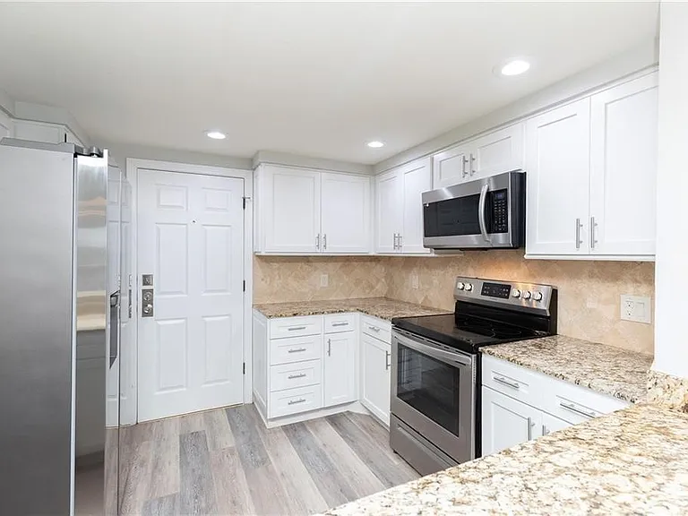 200 W Cotter Ave — Photo 25
