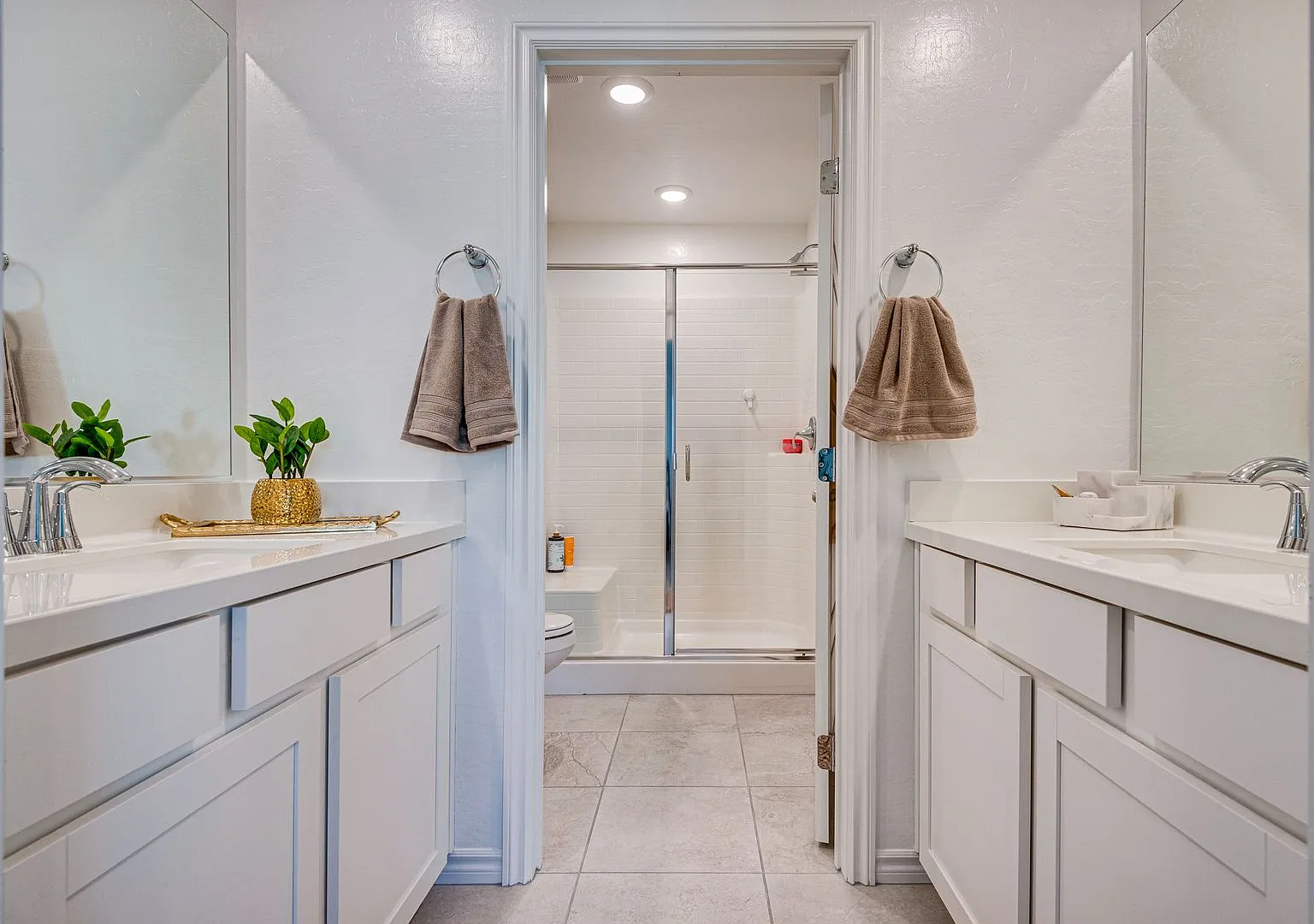 3-bedroom, 2.5-bath townhome, designed to offer the ultimate in modern comfort. — Photo 4